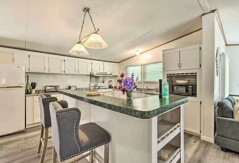 Charming Countryside Home W/ Covered Porch!