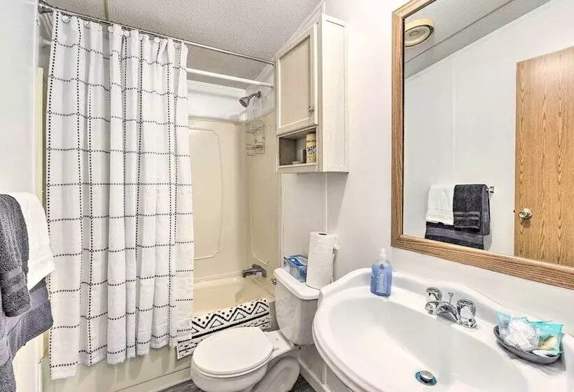 Charming Countryside Home W/ Covered Porch!