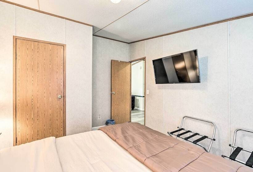 Charming Countryside Home W/ Covered Porch!