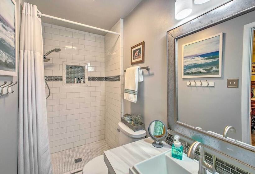 Sunroom & Yard: Charming Hot Springs Home!