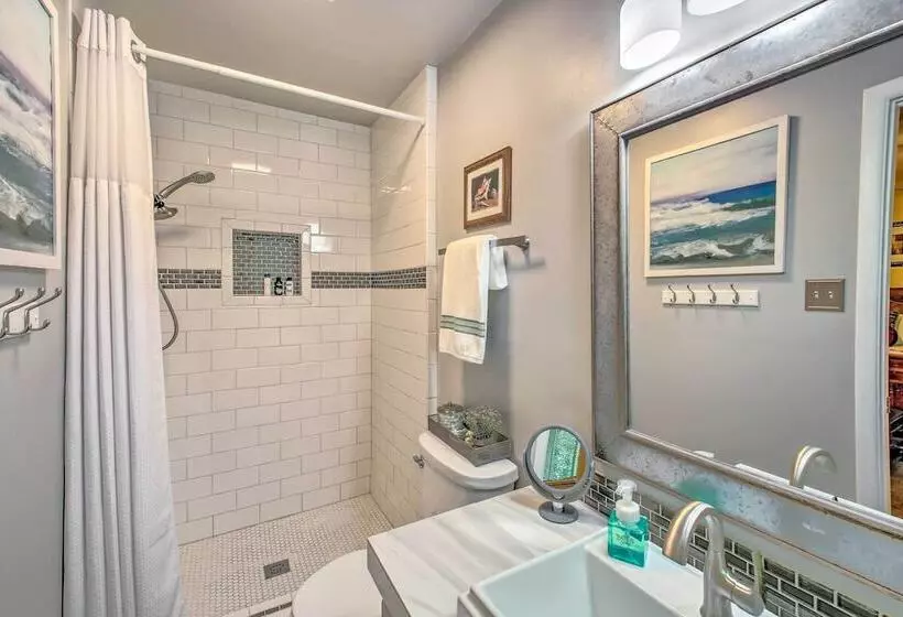 Sunroom & Yard: Charming Hot Springs Home!