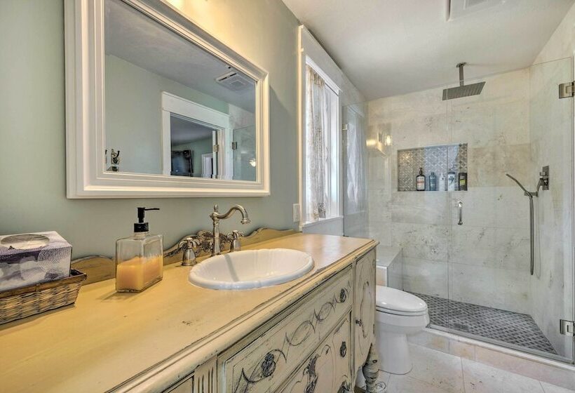 Charming Mt Dora Home W/ Shared Patio & Yard!