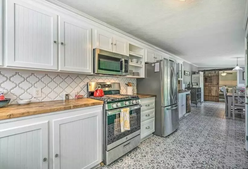 Charming Mt Dora Home W/ Shared Patio & Yard!