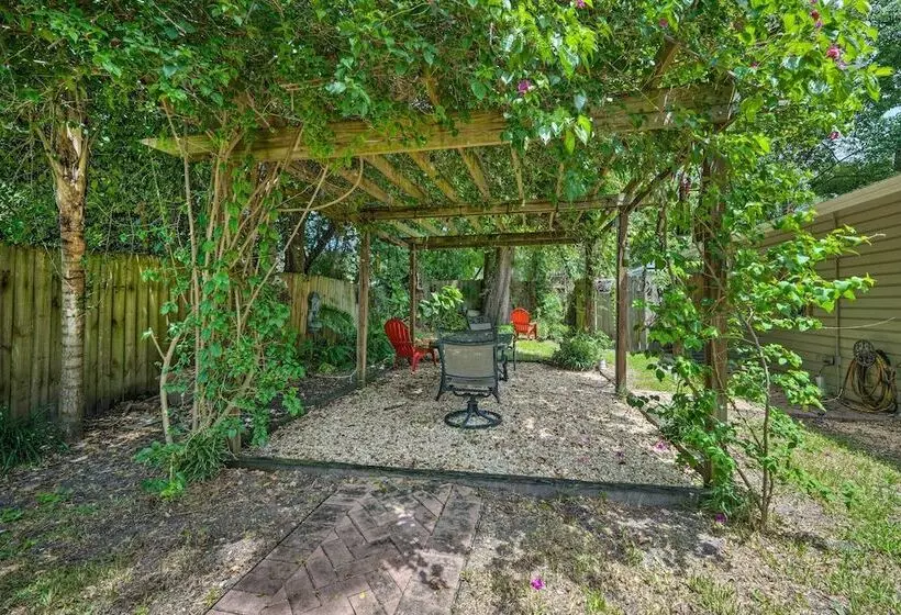 Charming Mt Dora Home W/ Shared Patio & Yard!