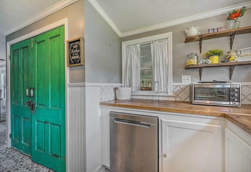 Charming Mt Dora Home W/ Shared Patio & Yard!