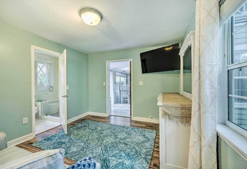 Charming Mt Dora Home W/ Shared Patio & Yard!