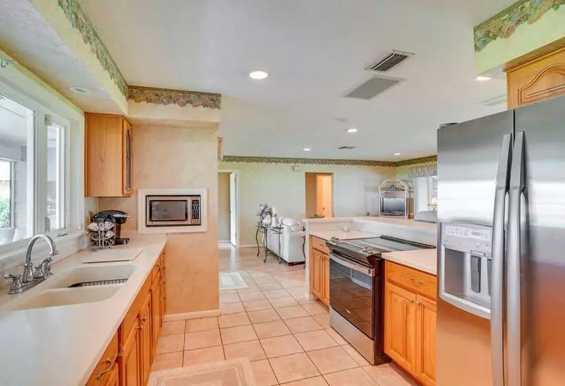 Cozy Frostproof Escape W/ Private Hot Tub!