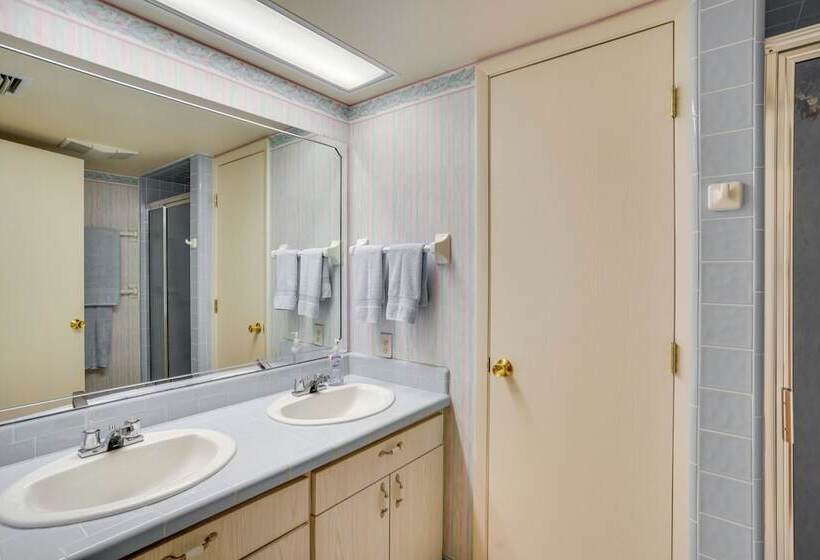 Cozy Frostproof Escape W/ Private Hot Tub!