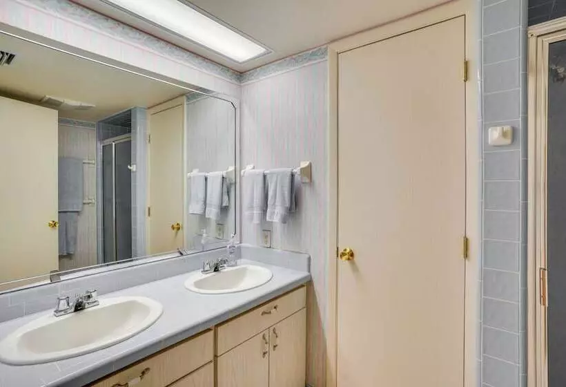 Cozy Frostproof Escape W/ Private Hot Tub!