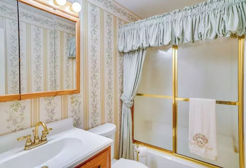 Cozy Frostproof Escape W/ Private Hot Tub!