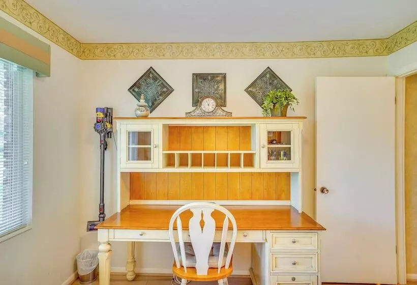 Cozy Frostproof Escape W/ Private Hot Tub!