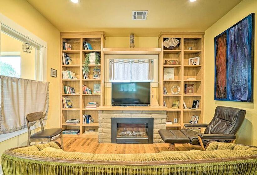 Cozy Las Cruces Gem: Fire Pit, Patio & Views!