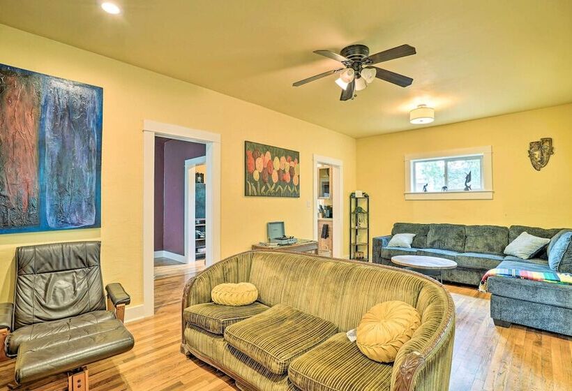 Cozy Las Cruces Gem: Fire Pit, Patio & Views!