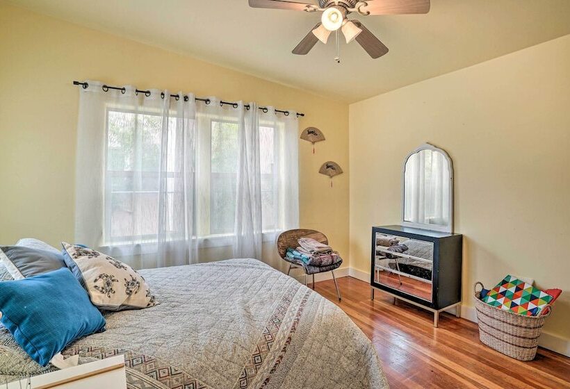 Cozy Las Cruces Gem: Fire Pit, Patio & Views!