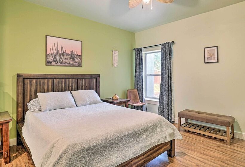 Cozy Las Cruces Gem: Fire Pit, Patio & Views!