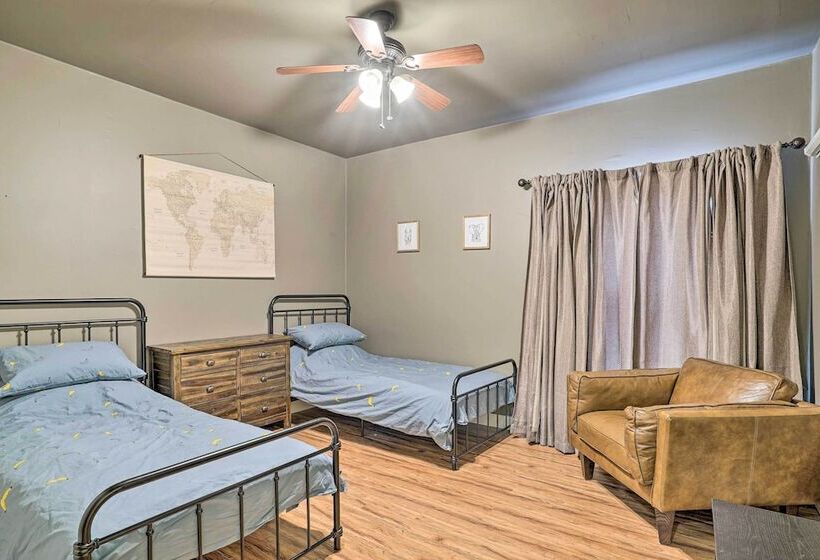 Cozy Las Cruces Gem: Fire Pit, Patio & Views!