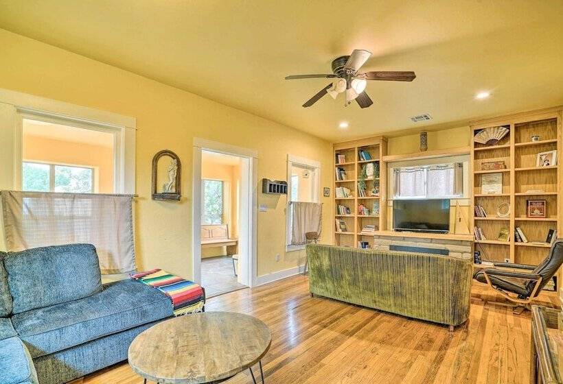 Cozy Las Cruces Gem: Fire Pit, Patio & Views!