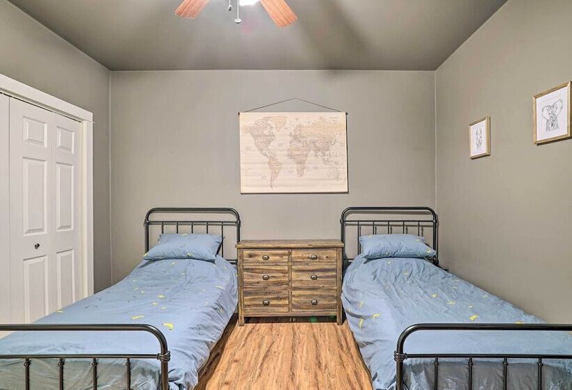 Cozy Las Cruces Gem: Fire Pit, Patio & Views!