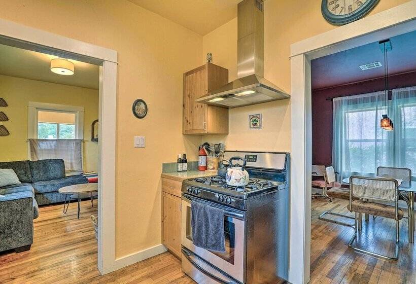 Cozy Las Cruces Gem: Fire Pit, Patio & Views!