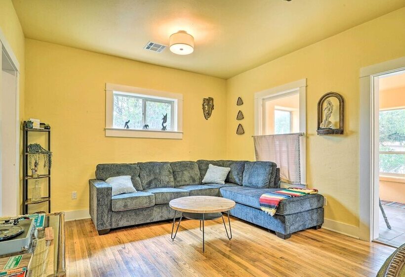 Cozy Las Cruces Gem: Fire Pit, Patio & Views!