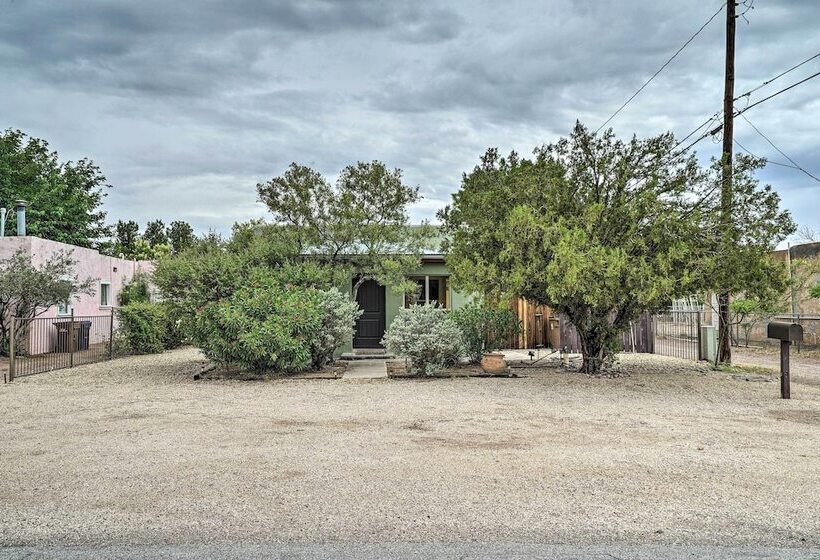 Cozy Las Cruces Gem: Fire Pit, Patio & Views!