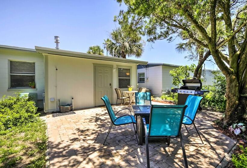 New Smyrna Beach Abode W/ Fire Pit, Walk To Beach!