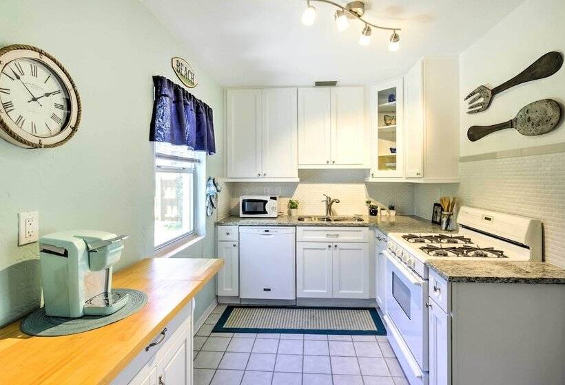 New Smyrna Beach Abode W/ Fire Pit, Walk To Beach!