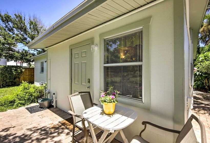 New Smyrna Beach Abode W/ Fire Pit, Walk To Beach!