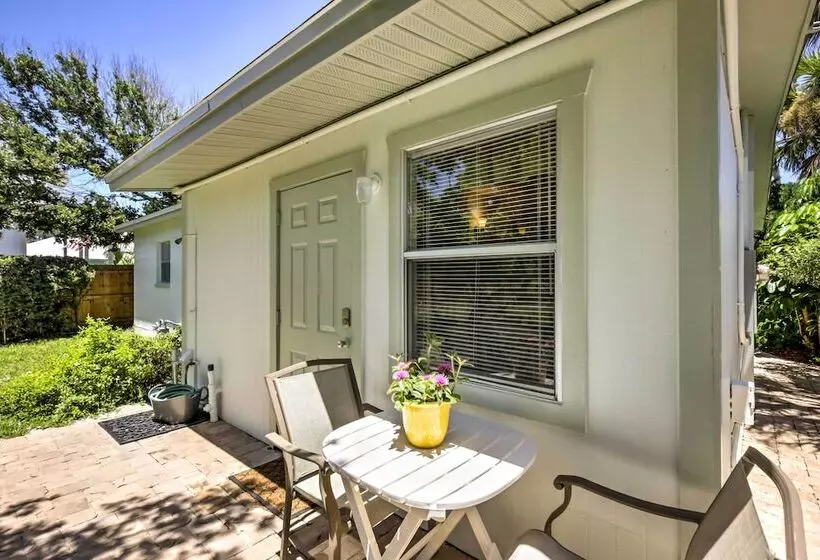 New Smyrna Beach Abode W/ Fire Pit, Walk To Beach!