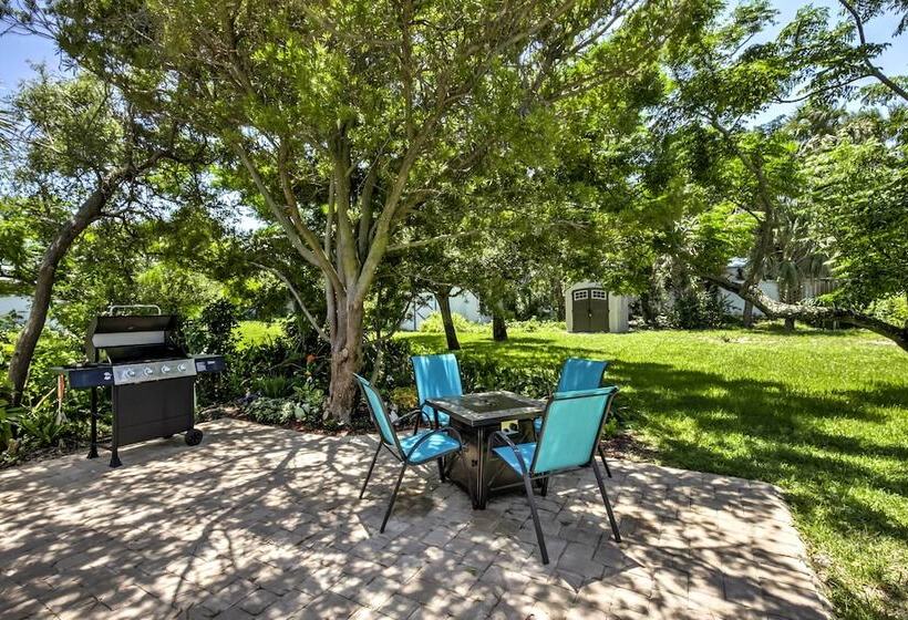 New Smyrna Beach Abode W/ Fire Pit, Walk To Beach!