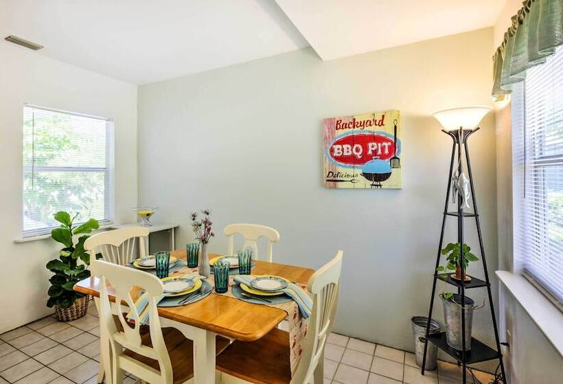 New Smyrna Beach Abode W/ Fire Pit, Walk To Beach!