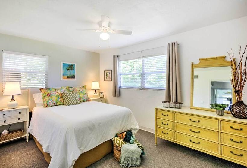 New Smyrna Beach Abode W/ Fire Pit, Walk To Beach!