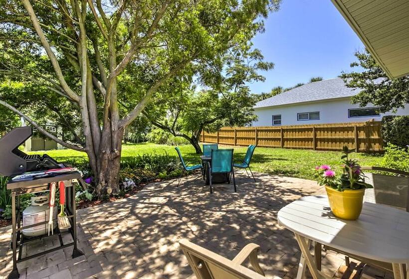 New Smyrna Beach Abode W/ Fire Pit, Walk To Beach!