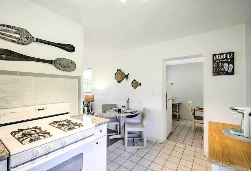 New Smyrna Beach Abode W/ Fire Pit, Walk To Beach!