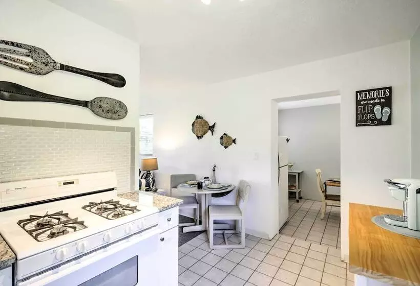 New Smyrna Beach Abode W/ Fire Pit, Walk To Beach!