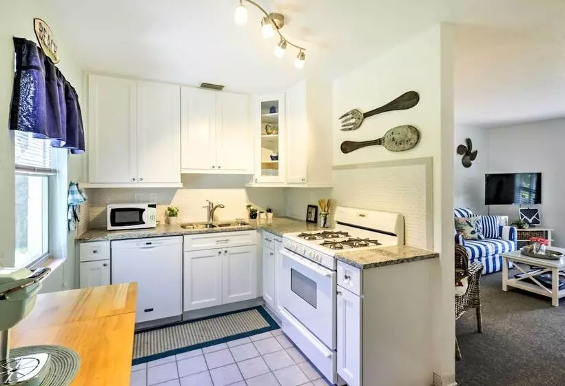 New Smyrna Beach Abode W/ Fire Pit, Walk To Beach!