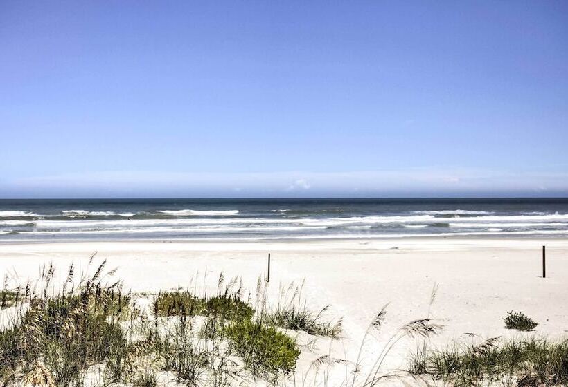 New Smyrna Beach Abode W/ Fire Pit, Walk To Beach!