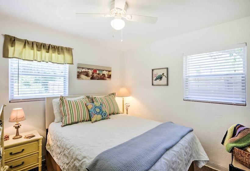 New Smyrna Beach Abode W/ Fire Pit, Walk To Beach!