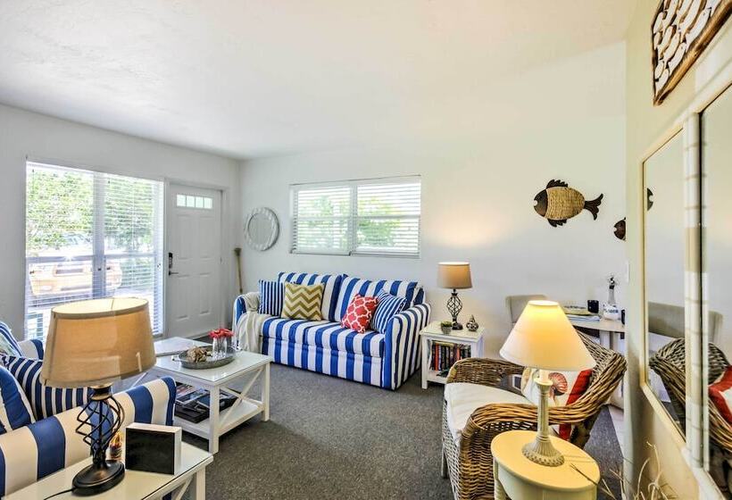 New Smyrna Beach Abode W/ Fire Pit, Walk To Beach!