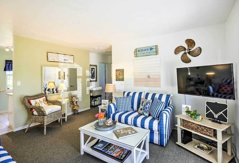 New Smyrna Beach Abode W/ Fire Pit, Walk To Beach!