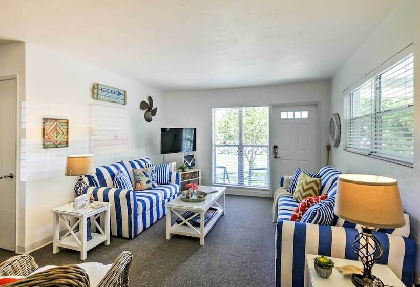 New Smyrna Beach Abode W/ Fire Pit, Walk To Beach!