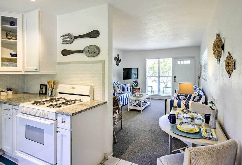 New Smyrna Beach Abode W/ Fire Pit, Walk To Beach!