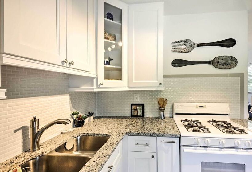 New Smyrna Beach Abode W/ Fire Pit, Walk To Beach!