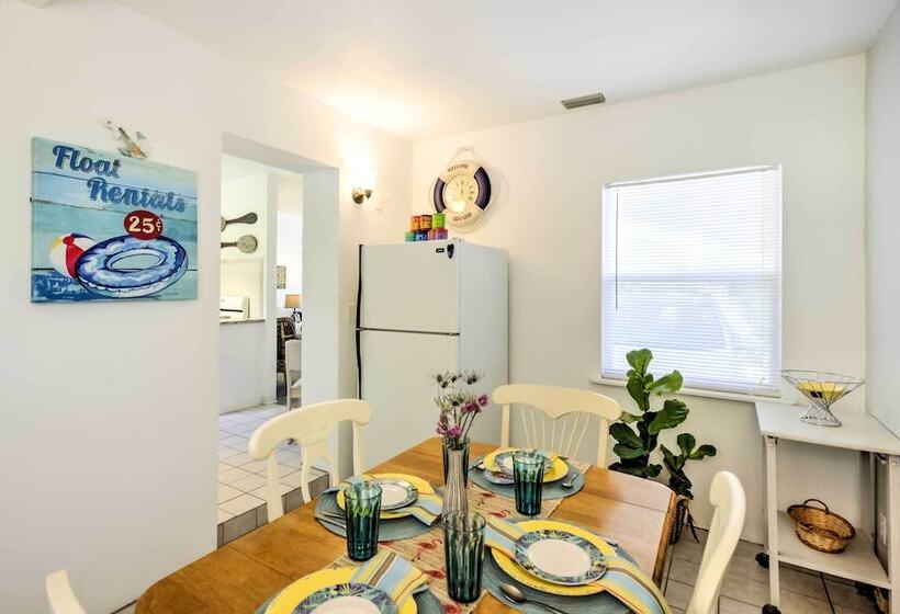 New Smyrna Beach Abode W/ Fire Pit, Walk To Beach!