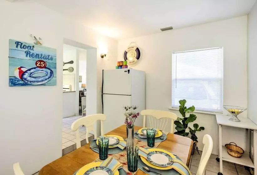 New Smyrna Beach Abode W/ Fire Pit, Walk To Beach!