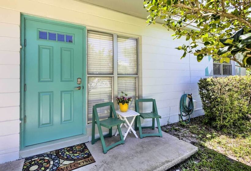 New Smyrna Beach Abode W/ Fire Pit, Walk To Beach!