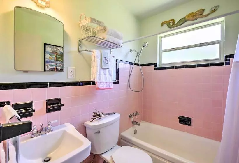 New Smyrna Beach Abode W/ Fire Pit, Walk To Beach!