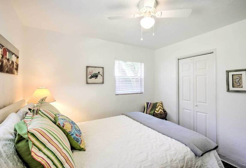 New Smyrna Beach Abode W/ Fire Pit, Walk To Beach!