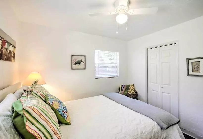 New Smyrna Beach Abode W/ Fire Pit, Walk To Beach!