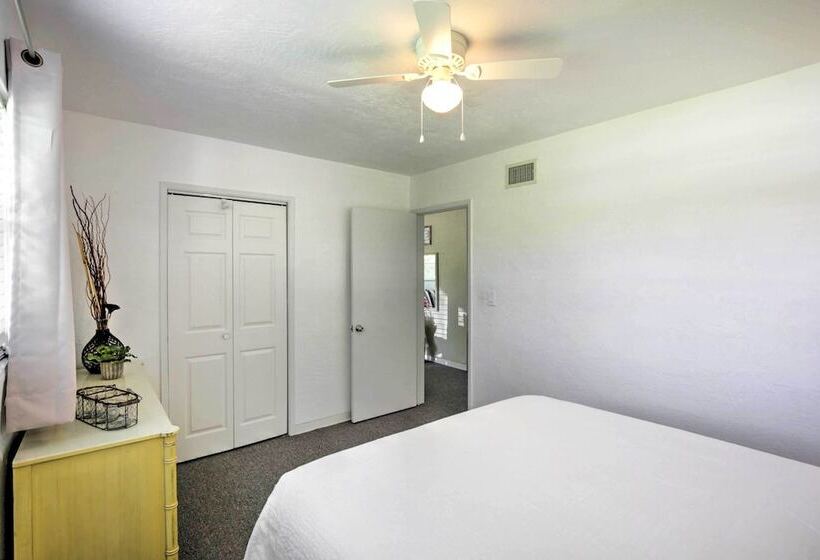 New Smyrna Beach Abode W/ Fire Pit, Walk To Beach!